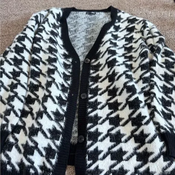 ❌SOLD❌ Fashion Nova Oversized Black and White Houndstooth Cardigan Sweater - Picture 5 of 6